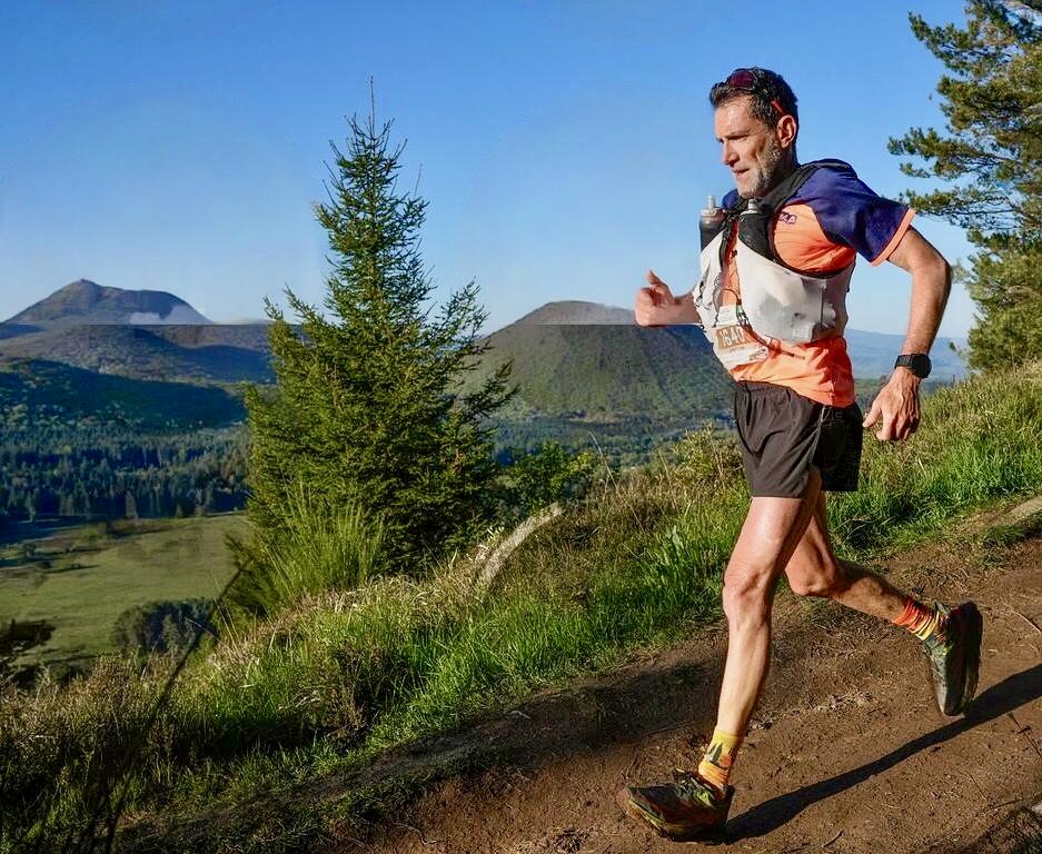 traileur en course à pied en montagne préparation et récupération sportive