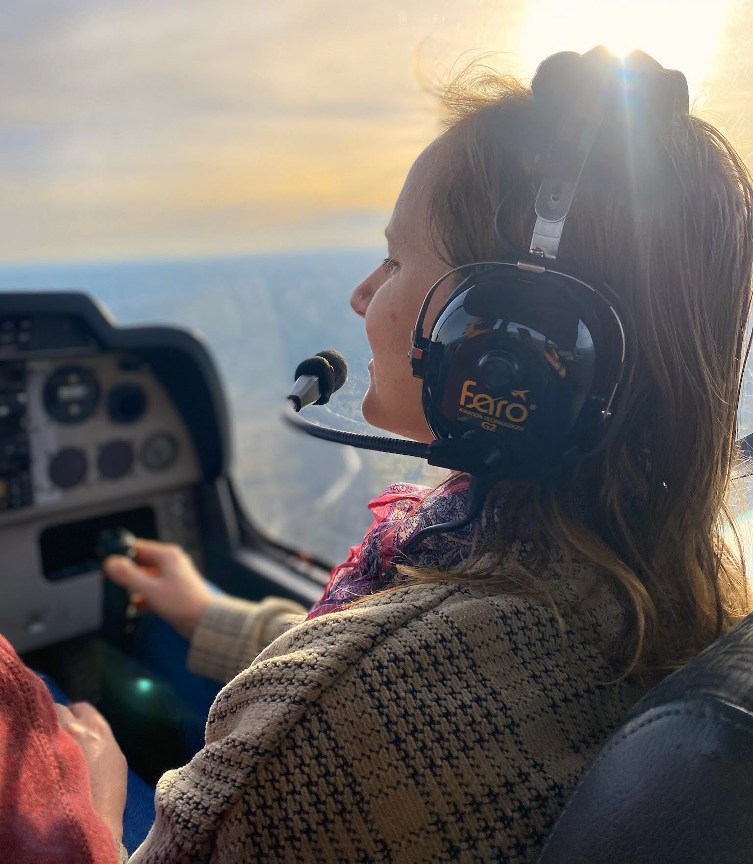 Ostéopathe spécialisée aéronautique en cockpit accompagnant pilotes et professionnels du vol